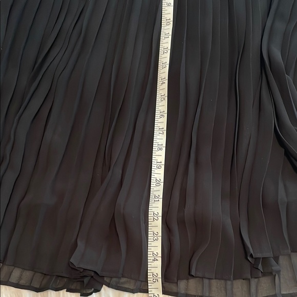 Elegant Black Pleated Skirt - Picture 5 of 5